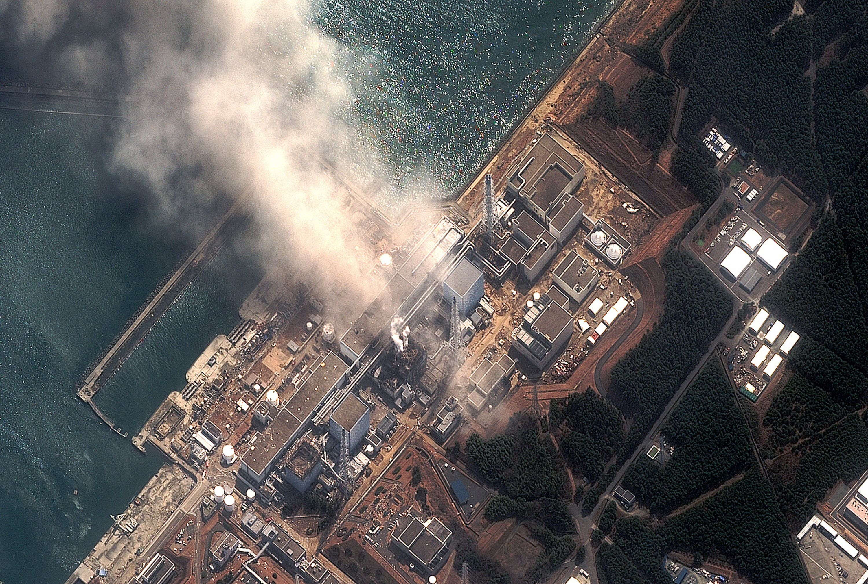 Аэс фукусима последствия. Авария на АЭС Фукусима. Япония 2011 АЭС. Авария на АЭС Фукусима-1 (Япония).. Японская АЭС Фукусима 1 2011.