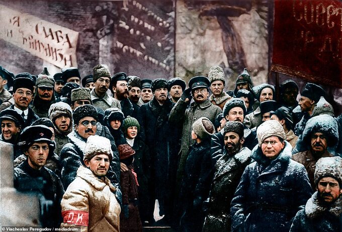 5315008-6306655-soldiers_during_the_second_anniversary_of_october_revolution_in_-m-117_1540295708526.jpg
