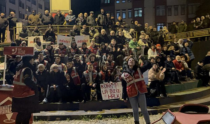 ekrem-imamoglunun-gozaltina-alinmasi-karabukte-oturma-eylemi-yapilarak-protesto-edildi-c2d4d36d-587-7960.jpg