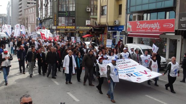 izmirde-saglik-calisanlari-bir-gunluk-is-birakti_6124_dhaphoto3.jpg