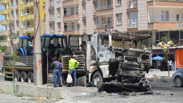 polis-silvan-da-yanan-kamyonu-inceledi-7526829_x_o.jpg