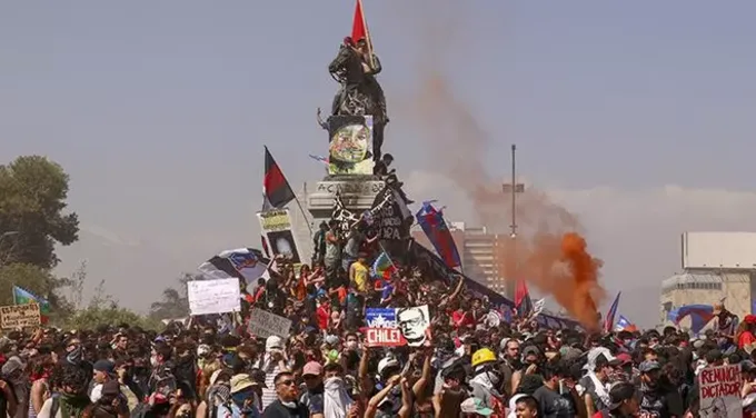 protestolarin-devam-ettigi-sili-de-18-kisi-olu-150-den-fazla-kisi-de-yaralandi_1571961496.webp